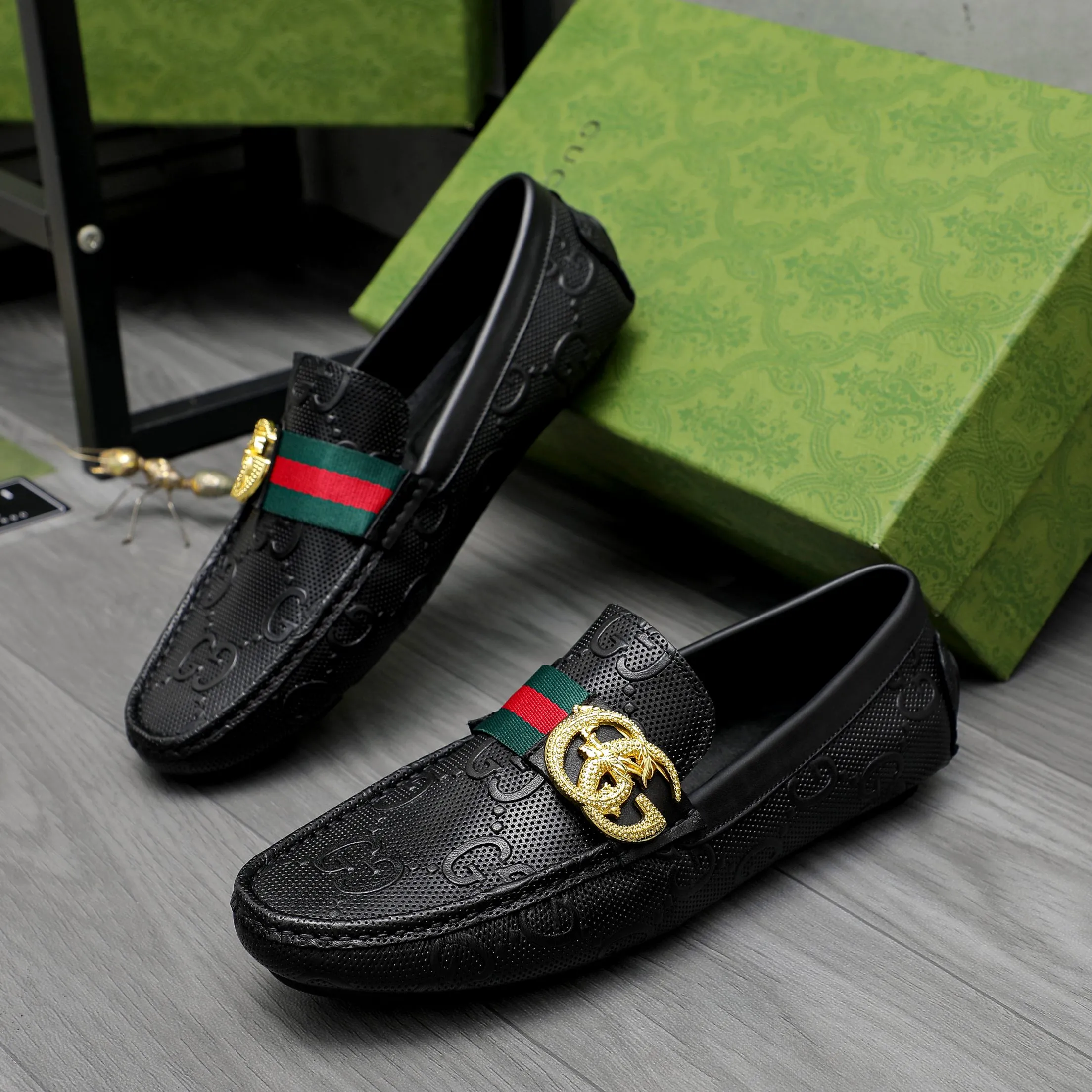 Men's shoes 💰400 Product trademark: GUCCI "Gucci" casual slip-on shoes Regular size: 38-45 (45 is custom-made and non-returnable) Product materials: Selected embossed cowhide upper, branded metal buckle decoration, pigskin lining, rubber outsole